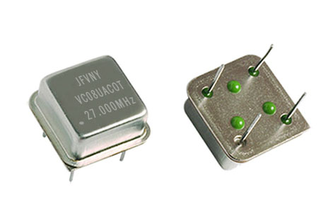 How is the performance difference between quartz crystal oscillator and quartz crystal resonator?